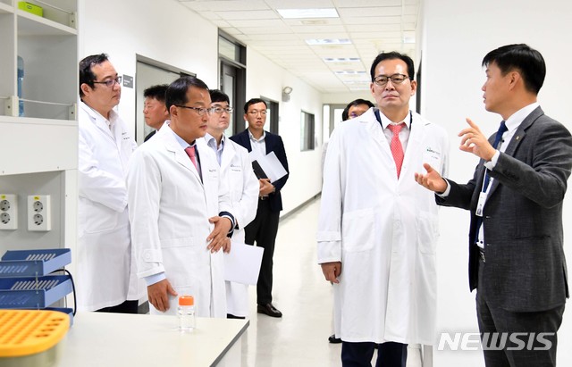 【서울=뉴시스】 고형권 기획재정부 차관이 바이오헬스 분야 현장 의견 수렴 차 지난달 10일 인천시 연수구 셀트리온 본사를 방문해 주요 연구 시설을 둘러보고 있다. (뉴시스 DB) photo@newsis.com