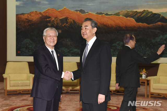 [도쿄=AP/뉴시스]지난 2018년 10월 10일 중국 베이징 인민대회당을 방문한 나카니시 히로아키 일본 게이단렌 회장(왼쪽)이 왕이 중국 외교 담당 국무위원 겸 외교부장(오른쪽)과 악수하고 있다. 2021.05.10.