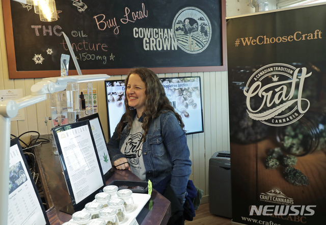 【밀 베이(캐나다)=AP/뉴시스】 9월 캐나다 밀 베이에 위치한 의료용 마리화나 점포에서 마리화나 크래프트 협회 회원이 웃고 있다. 캐나다가 오는 17일 마리화나를 합법화하는 세계 2번째 국가가 된다. 2018.10.16.