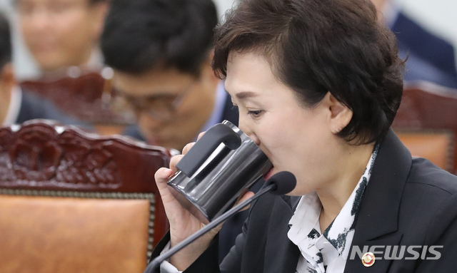 【세종=뉴시스】강종민 기자 = 10일 오후 정부세종청사에서 열린 국회 국토교통위원회의 국토교통부, 행정중심복합도시건설청, 새마금개발청에 대한 국정감사에서 김현미 장관이 물을 마시고 있다. 2018.10.10. ppkjm@newsis.com