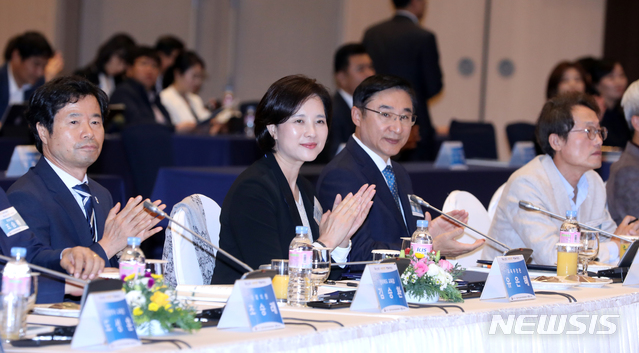 【서울=뉴시스】전진환 기자 = 혁신교육 지방정부 컨퍼런스가 열린 10일 오후 서울 서초구 더케이호텔에서 유은혜 부총리 겸 교육부장관이 박수치고 있다.&nbsp; 김승환(왼쪽 두번째부터) 전북 교육감, 유은혜 부총리, 이동진 (도봉구청장) 혁신교육지방정부협의회장, 조희연 서울시 교육감. 2018.10.10. amin2@newsis.com