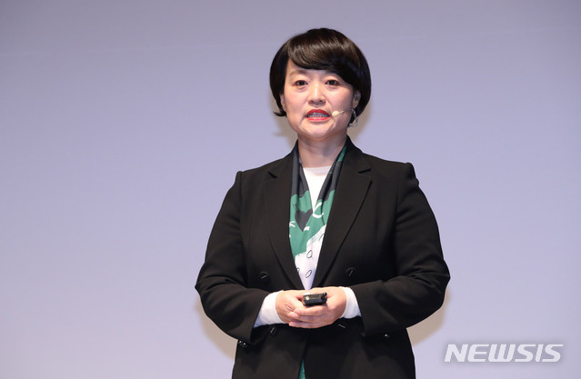 【서울=뉴시스】김선웅 기자 = 10일 서울 강남구 그랜드 인터컨티넨탈 서울파르나스에서 열린 네이버 커넥트 컨퍼런스 2019에서 한성숙 네이버 대표가 기조연설을 하고 있다. 2018.10.10. mangusta@newsis.com