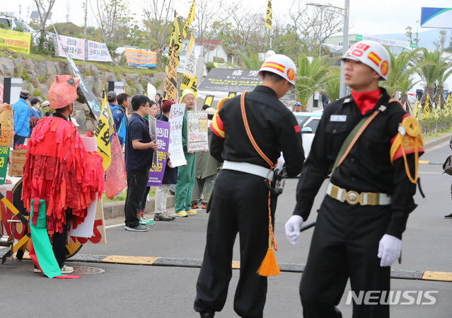 【서귀포=뉴시스】우장호 기자 = 제주 국제관함식이 개막한 10일 오후 제주 서귀포시 강정동 제주해군기지 정문 앞에서 군과 관함식 반대 단체들이 대치하고 있다. 2018.10.10. woo1223@newsis.com