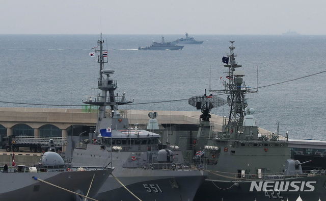 【서귀포=뉴시스】우장호 기자 = 제주 국제관함식이 개막한 10일 오후 제주 서귀포시 강정동 제주해군기지 앞 해상에서 함정들이 해상사열 연습을 하고 있다. 2018.10.10.  woo1223@newsis.com
