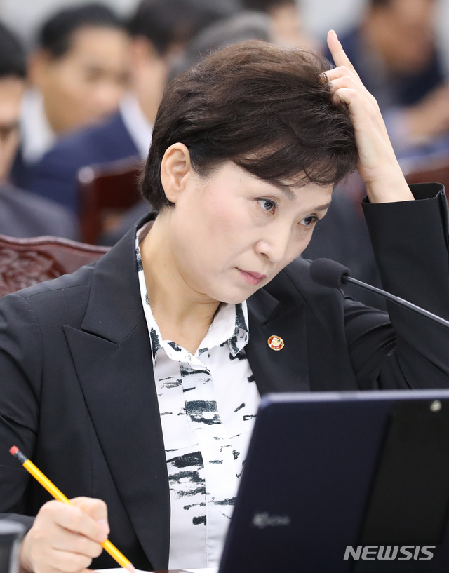 【세종=뉴시스】강종민 기자 = 10일 오후 정부세종청사에서 열린 국회 국토교통위원회의 국토교통부, 행정중심복합도시건설청, 새마금개발청에 대한 국정감사에서 김현미 장관이 위원들이 질문자료를 살펴보고 있다. 2018.10.10. ppkjm@newsis.com