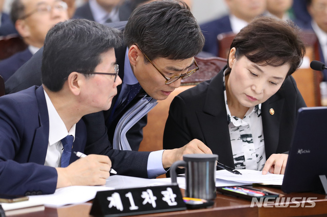 【세종=뉴시스】강종민 기자 = 10일 오후 정부세종청사에서 열린 국회 국토교통위원회의 국토교통부, 행정중심복합도시건설청, 새마금개발청에 대한 국정감사에서 김현미 장관이 손병석 1차관과 답변논의를 하고 있다. 2018.10.10. ppkjm@newsis.com