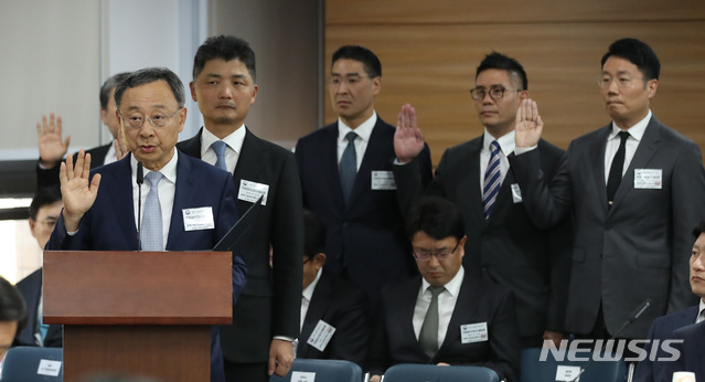 【과천=뉴시스】김진아 기자 = 황창규 KT회장과 김범수 카카오 의장 등 증인들이 10일 오전 경기 정부과천청사 과학기술정보통신부 청사에서 열린 과학기술정보통신부 국정감사에서 선서를 하고 있다. 왼쪽부터 황창규 회장, 김벙수 의장, 존 리 구글코리아 대표, 데미안 여관 야요 페이스북 코리아 대표, 브랜든 윤 애플코리아 대표. 2018.10.10. bluesoda@newsis.com