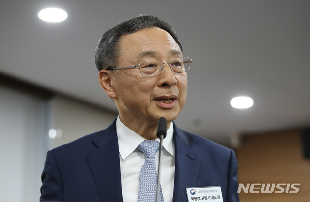 【과천=뉴시스】김진아 기자 = 황창규 KT회장이 10일 오전 경기 정부과천청사 과학기술정보통신부 청사에서 열린 과학기술정보통신부 국정감사에 증인으로 출석해 의원들의 질의에 답하고 있다. 2018.10.10. bluesoda@newsis.com