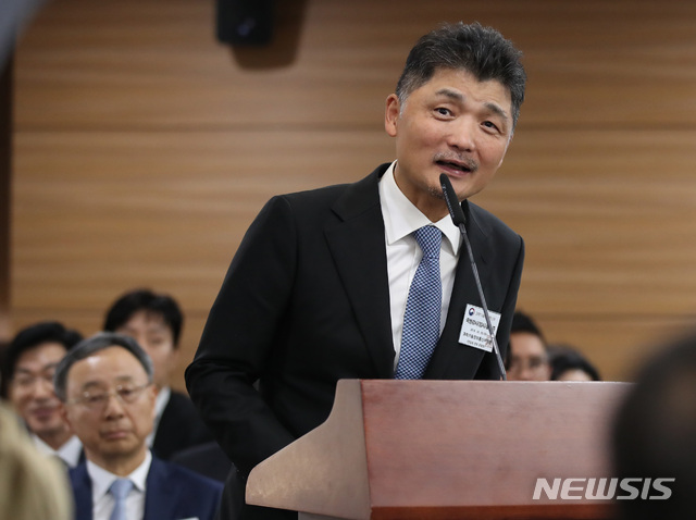 【과천=뉴시스】김진아 기자 = 김범수 카카오 의장이 10일 오전 경기 정부과천청사 과학기술정보통신부 청사에서 열린 과학기술정보통신부 국정감사에 증인으로 출석해 의원들의 질의에 답하고 있다. 2018.10.10. bluesoda@newsis.com