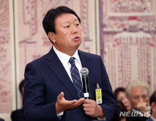 【서울=뉴시스】국회 문화체육관광위원회의 문화체육관광부 국정감사에 참석해 의원 질의에 답변하고 있는 선동열 아시안게임 야구대표팀 감독의 모습. (사진=뉴시스DB). 2018.10.10.