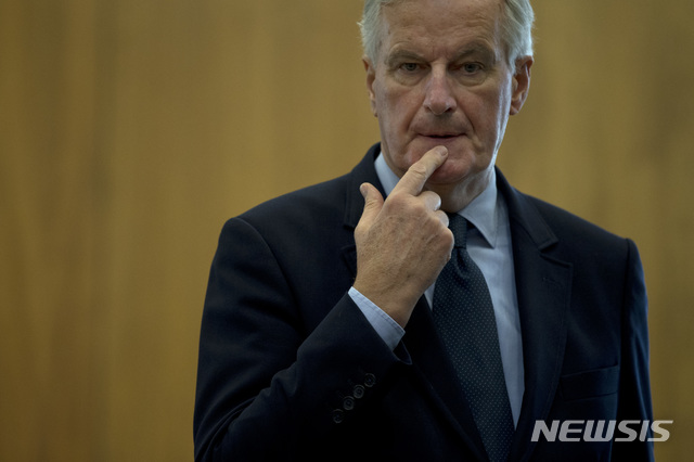 【브뤼셀=AP/뉴시스】 미셸 바니에르 유럽연합(EU) 측 브렉시트 협상대표는 자신이 제안한 '2단계 백스톱(Backstop·안전장치)안'을 수용할 경우 약 1년간 브렉시트 전환 기간을 연장할 수 있다고 말했다. 2단계 백스톱안이 채택될 경우 영국과 EU는 충분한 시간을 갖고 새로운 관세 협정을 맺을 수 있으며, 북아일랜드 국경을 둔 갈등도 해결할 수 있다. 사진은 지난 10일 유럽 의회에서 미팅 중인 바니에르 대표. 2018.10.17. 