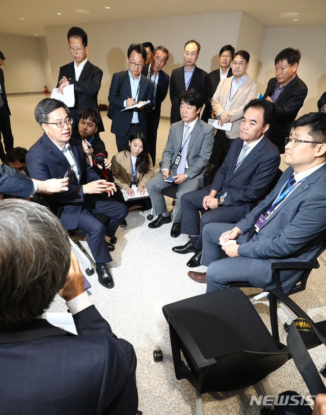【인천공항=뉴시스】이영환 기자 = 김동연 경제부총리 겸 기획재정부 장관이 10일 오후 인천국제공항 제2여객터미널 입국장 면세점 후보지를 방문해 이해관계자들과 간담회를 하고 있다. 2018.10.10.  20hwan@newsis.com