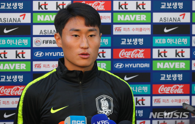 【파주=뉴시스】배훈식 기자 = 우루과이와의 평가전을 앞두고 소집된 축구 국가대표 이진현이 10일 오후 경기 파주시 파주NFC(국가대표 트레이닝 센터)에서 취재진의 질문에 답하고 있다. 2018.10.10. dahora83@newsis.com
