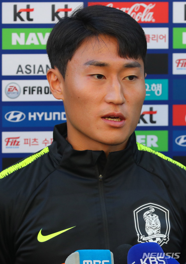 【파주=뉴시스】배훈식 기자 = 우루과이와의 평가전을 앞두고 소집된 축구 국가대표 이진현이 10일 오후 경기 파주시 파주NFC(국가대표 트레이닝 센터)에서 취재진의 질문에 답하고 있다. 2018.10.10. dahora83@newsis.com