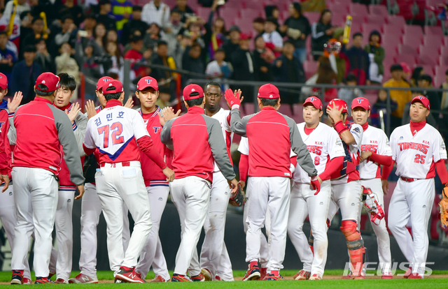【광주=뉴시스】류형근 기자 = 10일 오후 광주 북구 광주-기아챔피언스필드에서 열린 2018프로야구 KIA 타이거즈 대 한화 이글스의 경기, KIA가 6-1 승리를 거둔 뒤 하이파이브 하고 있다. 2018.10.10. hgryu77@newsis.com