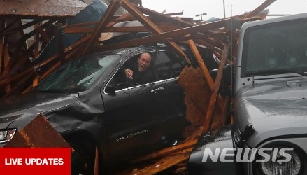 【로스앤젤레스=뉴시스】 허리케인 '마이클'이 10일 오후(현지시간) 5등급에 육박하는 시속155마일(약 250km)로 멕시코만에 상륙하면서 플로리다 북서부를 강타하기 시작했다. <사진=CNN 화며 캡처> 2010.10.10 