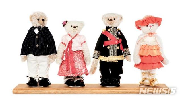【서울=뉴시스】테디베어 4점• 남자 테디베어: 18.5×10×42(h)cm, 2점• 여자 테디베어: 15×10×40.5(h)cm, 2점•좌대, 아크릴박스: 91×19×51(h)cm판매가 1,150,000. 시작가 400,000