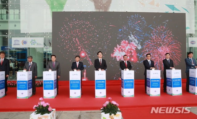 【대전=뉴시스】조명휘 기자 = 11일 베트남 빈증성에서 허태정(가운데) 시장과 김종천(오른쪽 끝) 대전시의회의장 등이 참석한 가운데 세계과학도시연합(WTA) 총회와 세계혁신포럼 개막식이 열리고 있다.&nbsp; '스마트시티-지속가능한 성장 혁신 동력'을 주제로 열린 이번 총회는 오는 13일까지 열리며 WTA 회원, UNESCO, 지방정부, 대학 등 25개국 2000여명이 참여한다. 2018.10.11. (사진= 대전시 제공)&nbsp; photo@newsis.com