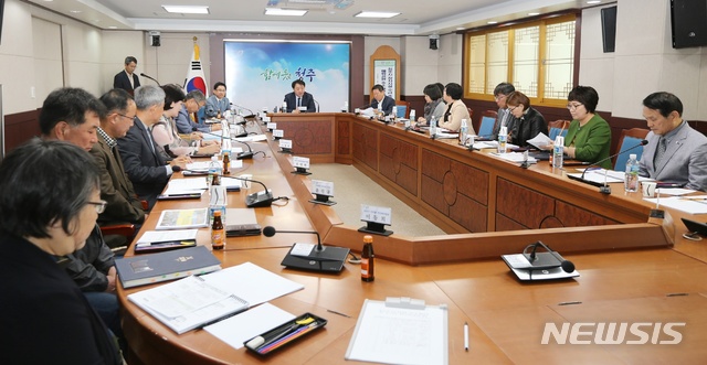 【청주=뉴시스】강신욱 기자 = 11일 오후 충북 청주시청 소회의실에서 한범덕 시장 등이 참석한 가운데 청주시 장사시설 수급 종합계획 수립 및 매화공원 축소 연구용역 최종보고회가 열리고 있다. 2018.10.11. (사진=청주시 제공) photo@newsis.com