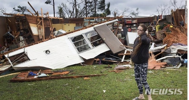 【로스앤젤레스=뉴시스】 허리케인 마이클이 플로리다와 조지아를 강타한 뒤 지난달 플로렌스로 큰 피해를 입은 캐롤라이나로 이동하고 있다. 플로리다주 북서부 해안지역의 피해 상황. <사진=CNN 캡처> 2018.10.11 