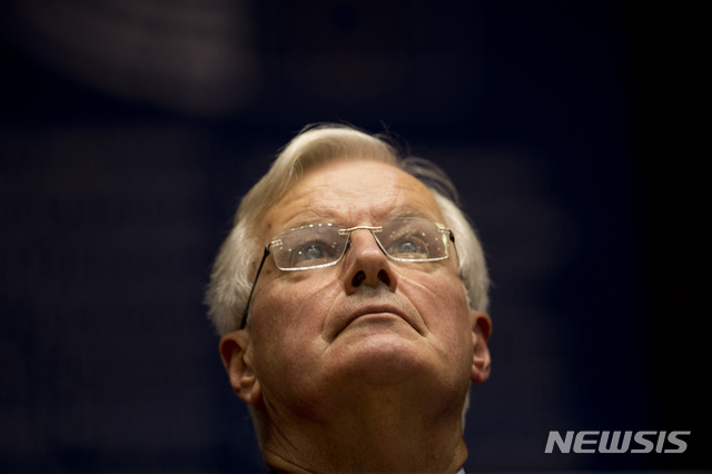  【브뤼셀=AP/뉴시스】 미셸 바니에르 EU 브렉시트 수석대표는 14일(현지시간) 트위터에 "백스톱(Backstop·안전장치)안과 아일랜드 국경문제 등 중요한 문제가 여전히 해결되지 않았다"고 썼다. 사진은 10일 브뤼셀 유럽의회에서 바니에르 수석대표가 연단을 바라보는 모습. 2018.10.15. 