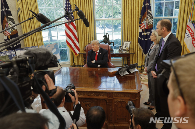  【워싱턴=AP/뉴시스】 10일(현지시간) 도널드 트럼프 미국 대통령이 미국 워싱턴에 위치한 자신의 집무실에서 기자들의 질문에 답하고 있다. 트럼프 대통령은 이날 사우디 유명 언론인 자말 카쇼기의 실종 사건과 관련해 사우디 정부와 가장 높은 수준으로 접촉하고 있다고 밝혔다. 2018.10.11. 