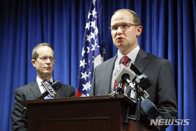 【신시내티=AP/뉴시스】미국 연방수사국(FBI) 특수요원인 허브 스테이플턴이 10일(현지시간) 미국 신시내티에서 기자회견을 열고 있다. 미 법무부는 미국 항공 및 우주 기업 기밀을 훔치려 한 혐의로 중국 산업 스파이 쉬 옌진을 기소했다고 밝혔다.&nbsp; 