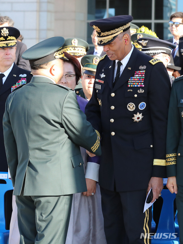 【서울=뉴시스】 박한기(왼쪽) 합참의장과 빈센트 브룩스 유엔군사령관 겸 주한미군사령관.