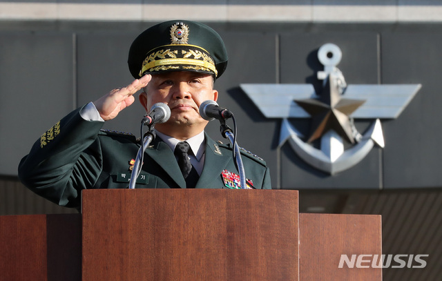 【서울=뉴시스】이영환 기자 = 박한기 제41대 합참의장이 11일 오전 서울 용산구 국방부 대연병장에서 열린 취임식에서 경례를 하고 있다. 2018.10.11. 20hwan@newsis.com