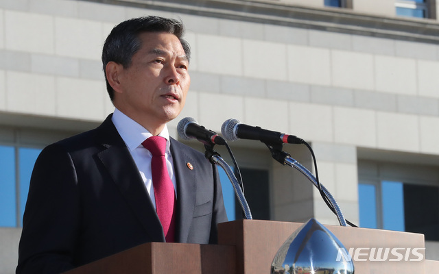 【서울=뉴시스】이영환 기자 = 정경두 국방부 장관이 지난 11일 오전 서울 용산구 국방부 대연병장에서 열린 제41대 합참의장 취임식에서 훈시를 하고 있다. 2018.10.11. 20hwan@newsis.com