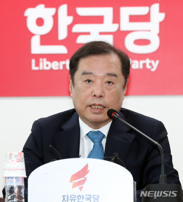 【서울=뉴시스】박영태 기자 = 11일 오전 서울 영등포구 자유한국당 당사에서 열린 자유한국당 비상대책위원회의에서 김병준 비대위원장이 발언하고 있다. 2018.10.11.since1999@newsis.com