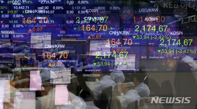 【서울=뉴시스】추상철 기자 = 코스피 지수가 52.45(2.35%) 포인트 내린 2176.16에 코스닥 지수는 27.28(3.65%) 포인트 내린 720.22로 장을 시작했다. 반면 원달러 환율은 8.3원 오른 1142.3원으로 개장했다.&nbsp; 11일 오전 서울 중구 KEB하나은행 딜링룸 전광판에는 장중 코스피와 코스닥이 동반하락중에 있으며 원달러환율은 상승하고 있다. 2018.10.11. (사진=다중노출 촬영)&nbsp; scchoo@newsis.com 