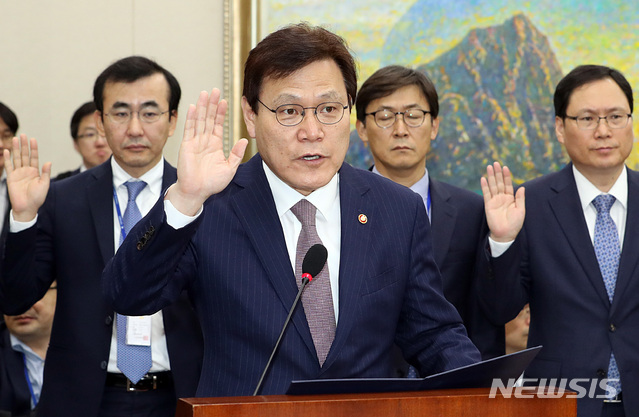 【서울=뉴시스】이종철 기자&nbsp; = 11일 오전 서울 여의도 국회에서 열린 정무위원회의 금융위원회 국정감사에 출석한 최종구 금융위원장이 선서를 하고 있다. 2018.10.11.&nbsp; jc4321@newsis.com