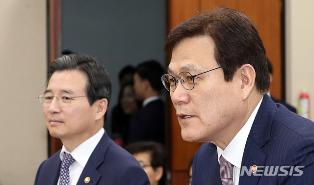 【서울=뉴시스】이종철 기자 = 11일 오전 서울 여의도 국회에서 열린 정무위원회의 금융위원회 국정감사에 출석한 최종구 금융위원장이 의원의 질문에 답하고 있다. 2018.10.11. jc4321@newsis.com