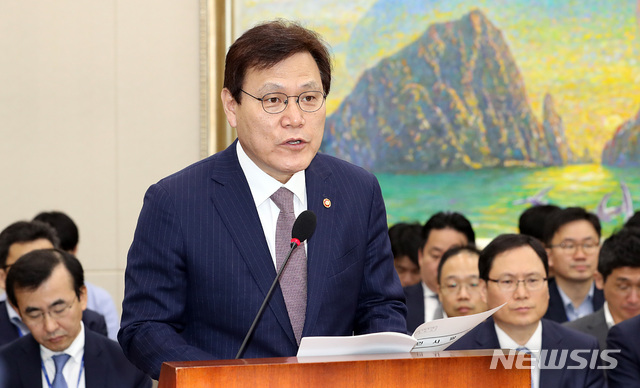 【서울=뉴시스】이종철 기자 = 11일 오전 서울 여의도 국회에서 열린 정무위원회의 금융위원회 국정감사에 출석한 최종구 금융위원장이 보고를 하고 있다. 2018.10.11.&nbsp; jc4321@newsis.com