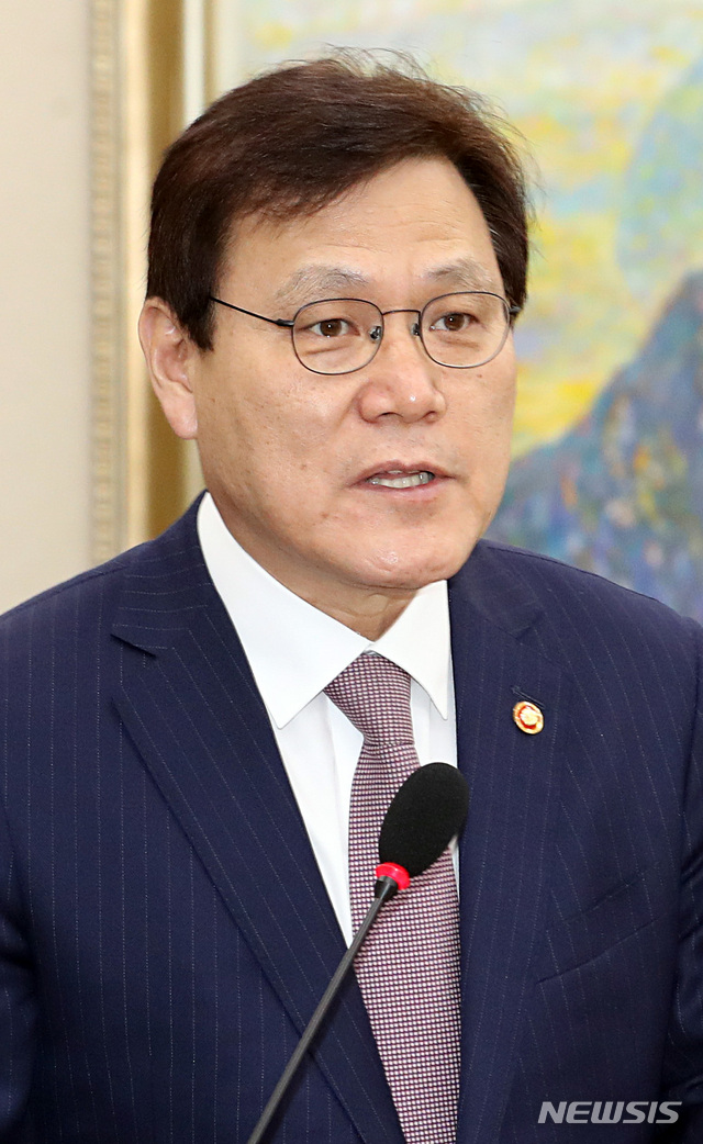 【서울=뉴시스】이종철 기자 = 11일 오전 서울 여의도 국회에서 열린 정무위원회의 금융위원회 국정감사에 출석한 최종구 금융위원장이 보고를 하고 있다. 2018.10.11. jc4321@newsis.com