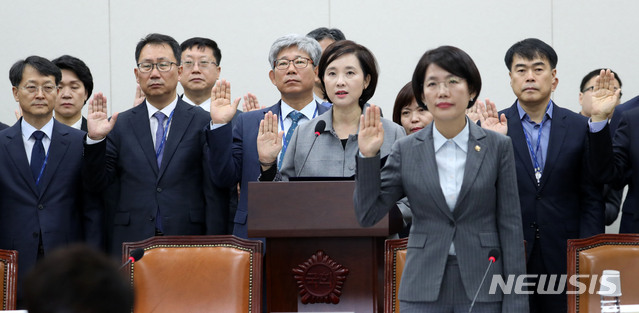 【서울=뉴시스】홍효식 기자 = 유은혜 사회부총리 겸 교육부 장관이 11일 오전 서울 여의도 국회에서 열린 교육부 등에 대한 국정감사에서 선서를 하고 있다. 2018.10.11. yesphoto@newsis.com