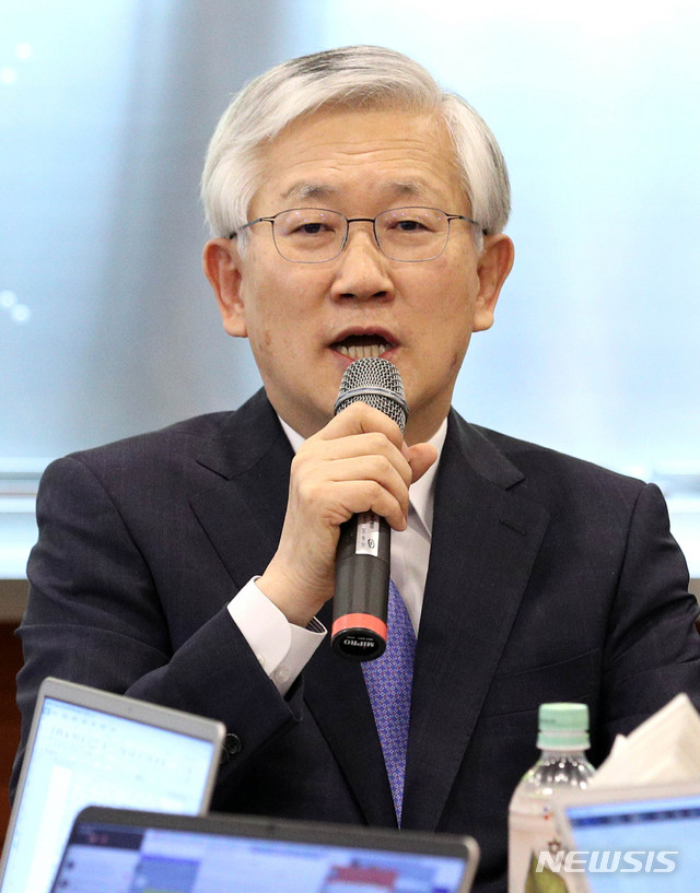 【서울=뉴시스】박진희 기자 = 남관표 국가안보실 2차장이 11일 오전 청와대 춘추관에서 문재인 대통령 유럽 순방 관련 브리핑을 하고 있다. 2018.10.11. pak7130@newsis.com