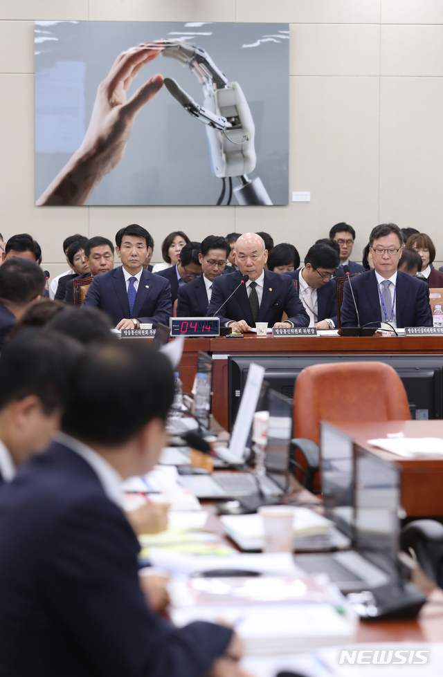 【서울=뉴시스】고승민 기자 = 11일 오전 서울 여의도 국회에서 열린 과학기술정보방송통신위원회의 방송통신위원회, 방송통신심의위원회, 시청자미디어재단 국정감사에서 이효성 방송통신위원장이 의원들의 질의에 답하고 있다. 2018.10.11. kkssmm99@newsis.com