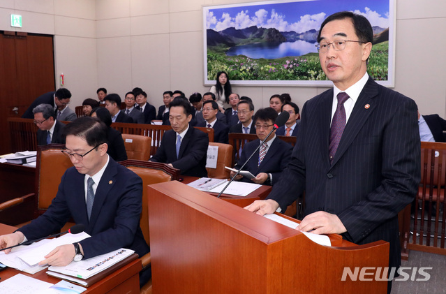 【서울=뉴시스】박영태 기자 = 11일 오전 서울 영등포구 여의도 국회에서 열린 국회 외교통일위원회의 통일부, 민주평화통일자문회의사무처, 북한이탈주민지원재단, 남북교류협력지원협회 국정감사에서 조명균 통일부 장관이 기관보고를 하고 있다. 2018.10.11.since1999@newsis.com