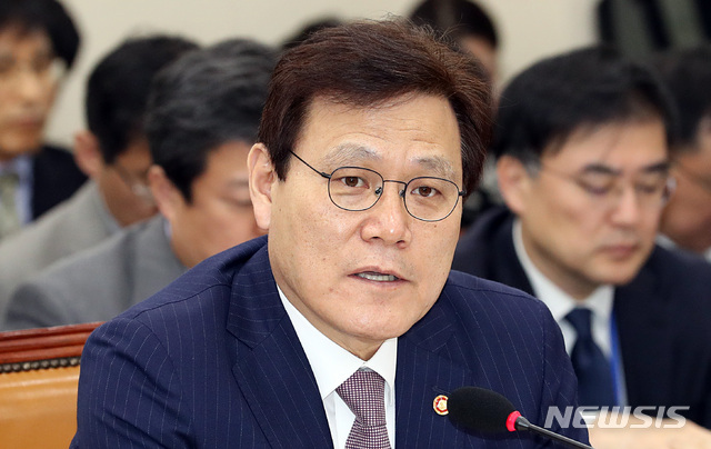 【서울=뉴시스】이종철 기자 = 11일 오전 서울 여의도 국회에서 열린 정무위원회의 금융위원회 국정감사에 출석한 최종구 금융위원장이 의원의 질문에 답하고 있다. 2018.10.11.&nbsp; jc4321@newsis.com