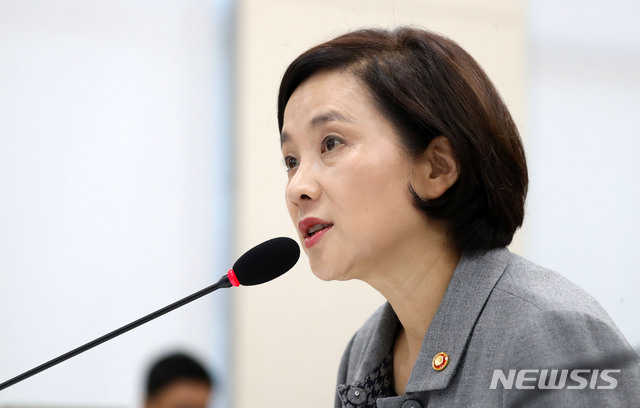 【서울=뉴시스】홍효식 기자 = 유은혜 사회부총리 겸 교육부 장관이 12일 취임 후 처음으로 사회관계장관회의에 참석했다. 사진은 지난 11일 국회에서 열린 교육부 국정감사에서 의원들의 질의에 답하고 있는 모습 2018.10.11. yesphoto@newsis.com