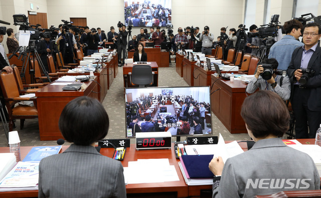 【서울=뉴시스】홍효식 기자 = 11일 오전 서울 여의도 국회에서 열린 교육부 등에 대한 국정감사에서 자유한국당 의원들이 유은혜 부총리 겸 교육부장관의 자격과 관련해 문제제기한 가운데 감사중지되어 여야 의원들의 자리가 비어있다. 2018.10.11. yesphoto@newsis.com