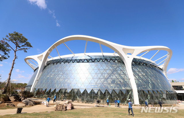 【서울=뉴시스】김선웅 기자 =11일 서울 강서구 마곡지구에 위치한 서울 최초 '보타닉공원'인 서울식물원의 모습. 이날 임시 개방한 서울식물원은 공원과 식물원이 결합된 보타닉 공원이며 축구장 70개 크기와 비슷한 면적이다. 6개월간 시범 운영 기간을 거쳐 내년 5월 정식 개원할 예정이다. 2018.10.11. mangusta@newsis.com