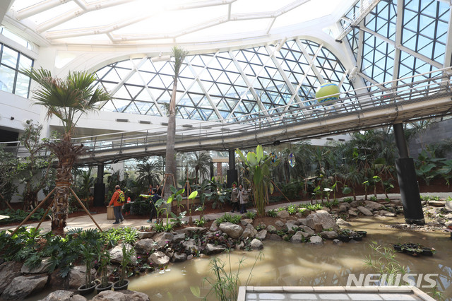 【서울=뉴시스】김선웅 기자 =11일 서울 강서구 마곡지구에 위치한 서울 최초 '보타닉공원'인 서울식물원의 모습. 이날 임시 개방한 서울식물원은 공원과 식물원이 결합된 보타닉 공원이며 축구장 70개 크기와 비슷한 면적이다. 6개월간 시범 운영 기간을 거쳐 내년 5월 정식 개원할 예정이다. 2018.10.11. mangusta@newsis.com
