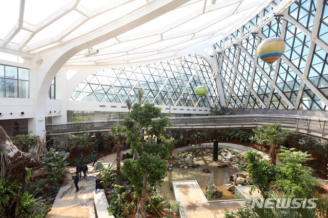 【서울=뉴시스】김선웅 기자 =11일 서울 강서구 마곡지구에 위치한 서울 최초 '보타닉공원'인 서울식물원의 모습. 이날 임시 개방한 서울식물원은 공원과 식물원이 결합된 보타닉 공원이며 축구장 70개 크기와 비슷한 면적이다. 6개월간 시범 운영 기간을 거쳐 내년 5월 정식 개원할 예정이다. 2018.10.11. mangusta@newsis.com