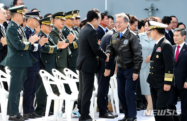 【서귀포=뉴시스】전신 기자 = 문재인 대통령이 11일 제주민군복합형 관광미항 일대에서 열린 2018 대한민국 해군 국제 관함식에 참석하고 있다. 2018.10.11. photo1006@newsis.com