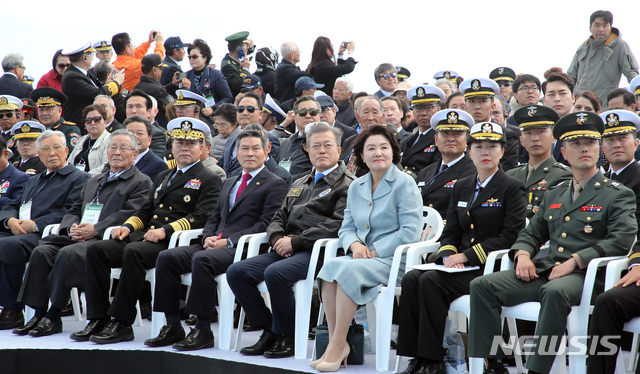 【서귀포=뉴시스】전신 기자 = 문재인 대통령과 부인 김정숙 여사가 11일 제주민군복합형 관광미항 일대에서 열린 2018 대한민국 해군 국제 관함식에 참석하고 있다. 2018.10.11. photo1006@newsis.com