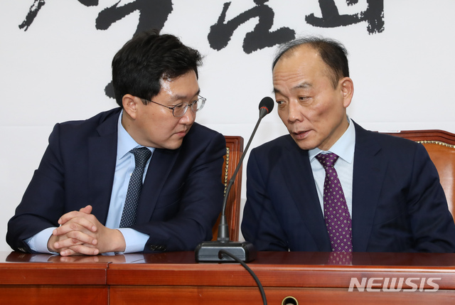 【서울=뉴시스】고승민 기자 = 11일 오후 서울 여의도 국회에서 열린 자유한국당 조직강화특별위원회(조강특위) 위원 기자간담회에서 조강특위 위원장을 맡은 김용태 사무총장이 외부위원 전원책 변호사와 대화를 하고 있다. 이날 기자회견에는 김병준 비대위원장을 비롯해 김성원 조직부총장, 김석기 전략기획부총장, 김용태 사무총장, 김병준 비대위원장, 전원책 변호사, 강성주 전 MBC 보도국장, 이진곤 국민일보 논설고문이 참석했다. 전주혜 변호사는 개인사정 불참. 2018.10.11. kkssmm99@newsis.com