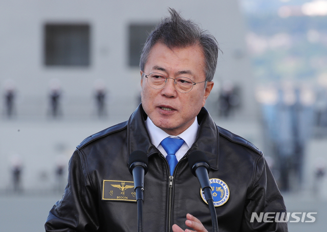 【서귀포=뉴시스】전신 기자 = 문재인 대통령이 11일 제주민군복합형 관광미항 일대에서 열린 2018 대한민국 해군 국제 관함식에 참석해 좌승함인 일출봉함에서 함상연설하고 있다. 2018.10.11.&nbsp; photo1006@newsis.com